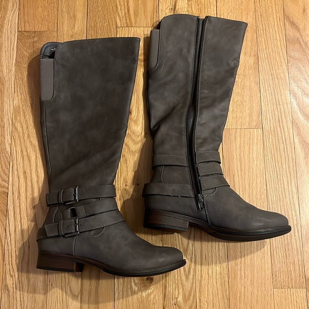 Maurice’s size 6 tall grey boots